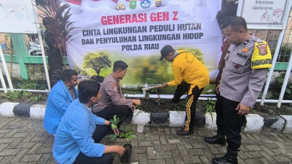 Polda Riau Bersama Cipayung Plus dan Bhabinkamtibmas Gaungkan Green Policing di SMK YABRI Pekanbaru