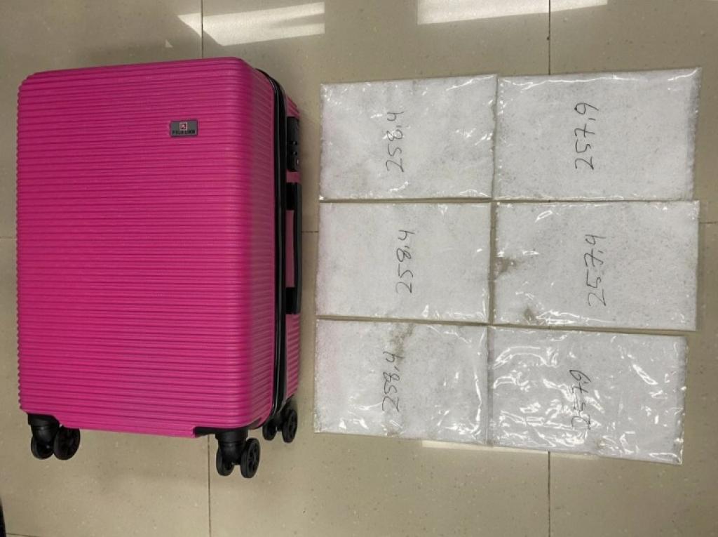 Berusaha Selundupkan 6 Kg Sabu, Dua Kurir Ditangkap di Bandara SSK II