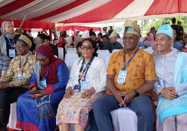 Pertama Kali Lihat Pacu Jalur, Dubes Mozambik Terpukau