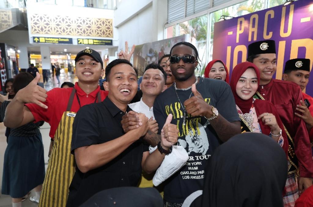 Rapper Melly Mike Tiba di Riau, Siap Tampil di Pacu Jalur!