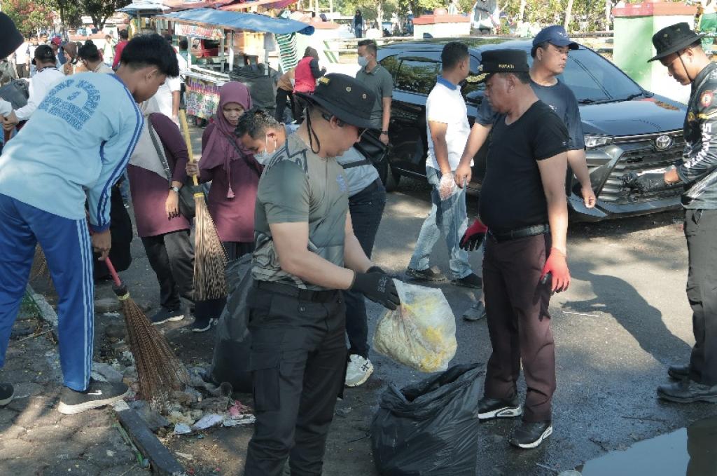 Kapolres dan Bupati Kuansing turun langsung ikut gotong royong di tepian Narosa Pasca Event Pacu Jalur Nasional