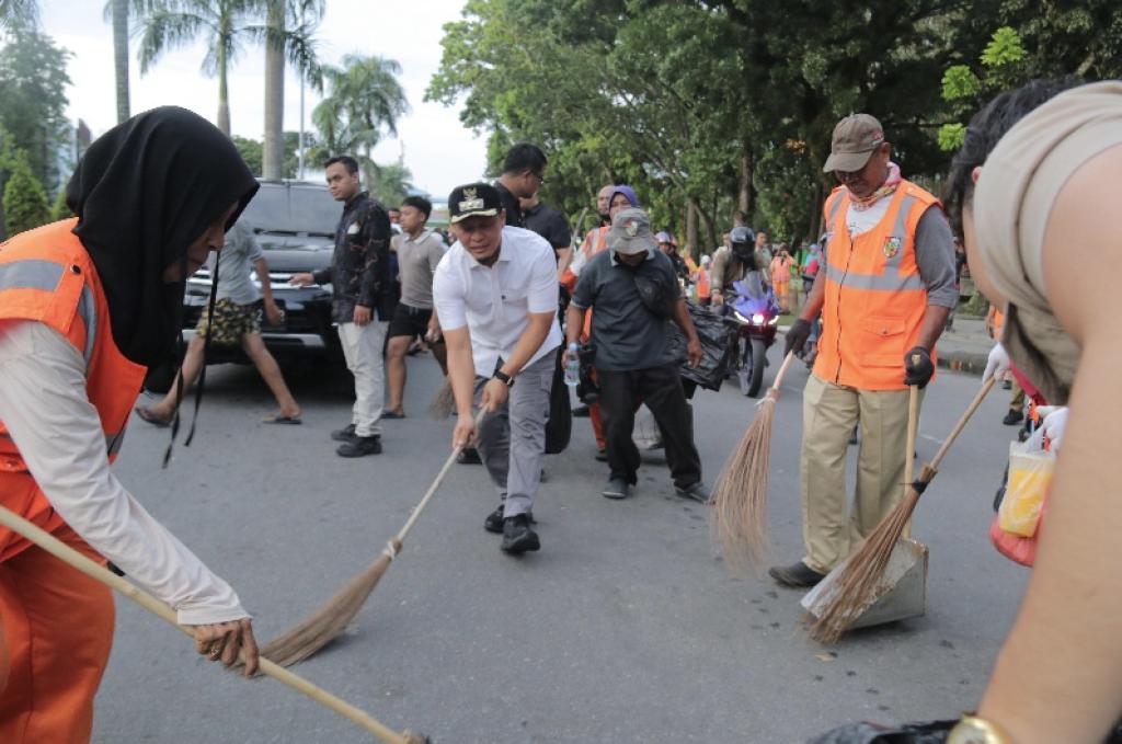 Demontrasi di DPRD Riau Usai, Walikota Agung Pimpin Bersih-bersih Bareng Mahasiswa dan Pasukan Kuning