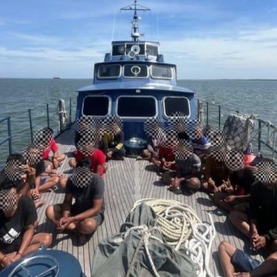 Operasi Gabungan Gagalkan Pengiriman 13 PMI Ilegal dan Ribuan Batang Kayu Gagal ke Port Klang