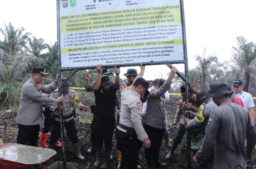 Tindak Lanjut Instruksi Kapolda, Polres Rohil Pasang Plang di Area Eks Karhutla