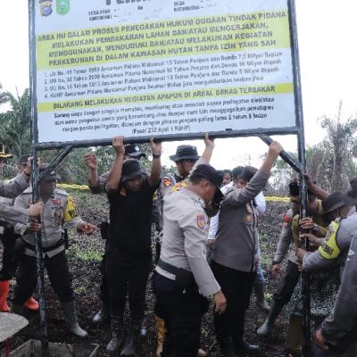 Tindak Lanjut Instruksi Kapolda, Polres Rohil Pasang Plang di Area Eks Karhutla