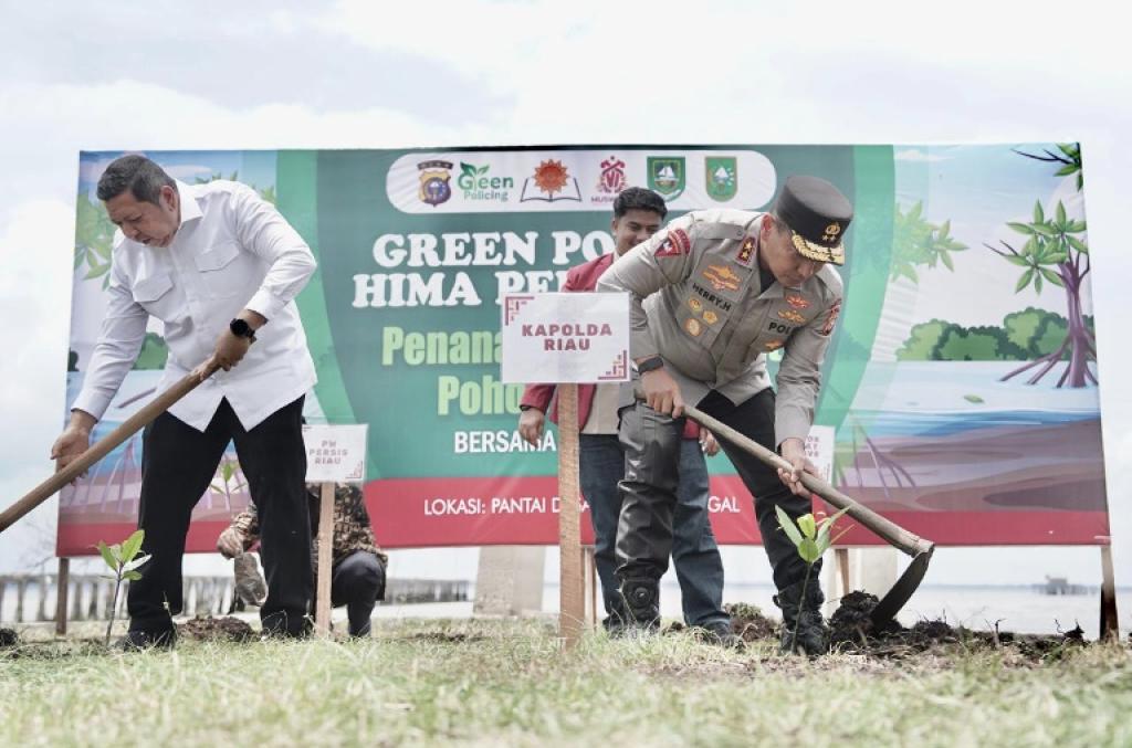 Kapolda Riau dan Himpunan Mahasiswa Persis Tanam Mangrove di Bengkalis