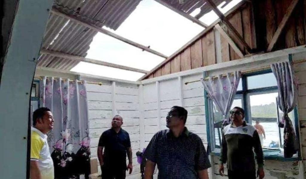 Diterjang Angin Kencang, Sejumlah Atap Rumah Warga Beterbangan
