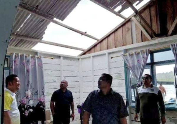 Diterjang Angin Kencang, Sejumlah Atap Rumah Warga Beterbangan