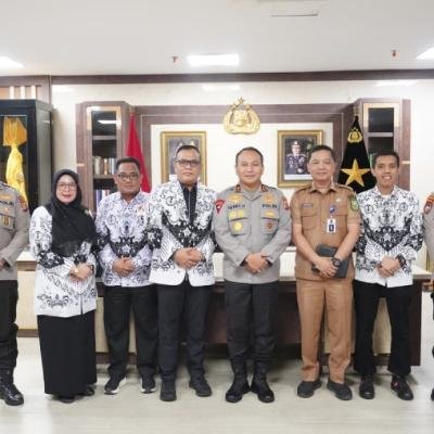 PGRI Riau dan Polda Riau Jalin Sinergi untuk Perlindungan Hukum Guru dan Program Green Policing