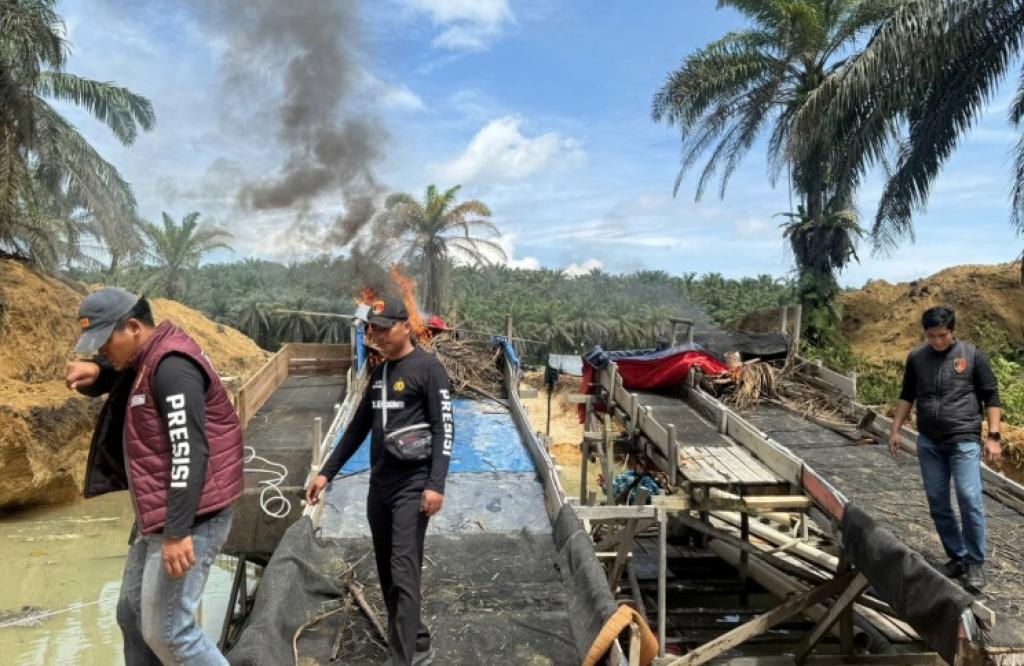 Polsek Singingi Tertibkan Dua Rakit PETI di Sungai Mampek