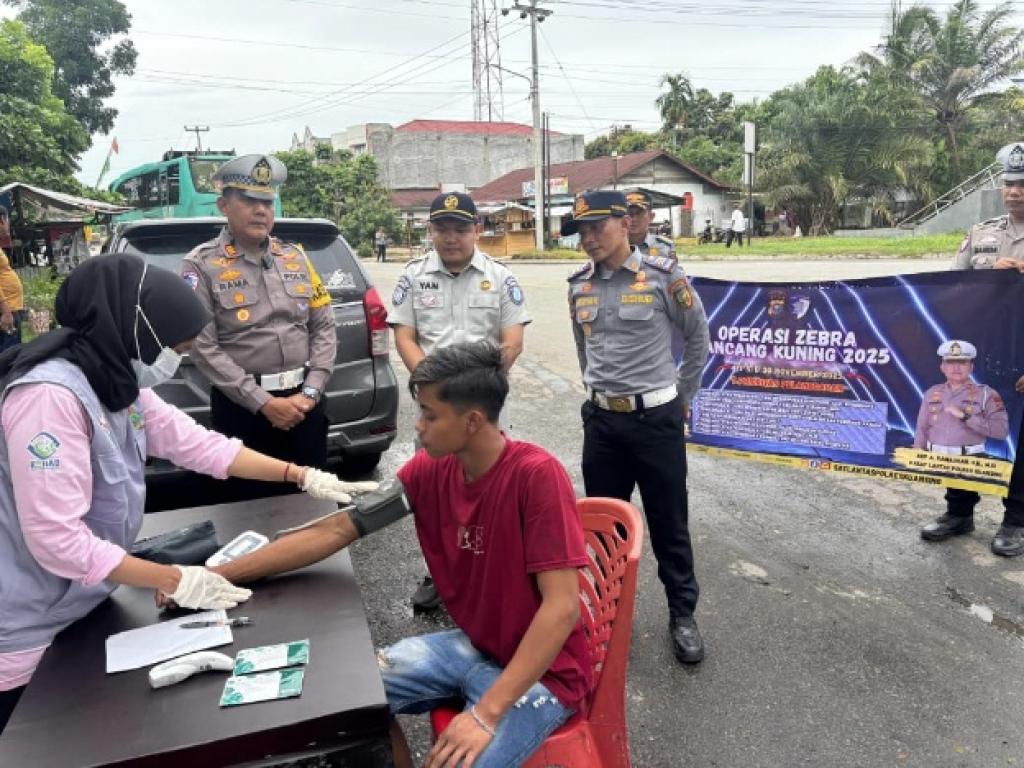 Cegah Lakalantas, Polres Kuansing Gelar Ramp Check, Tes Urin, dan Cek Kesehatan Supir Angkutan