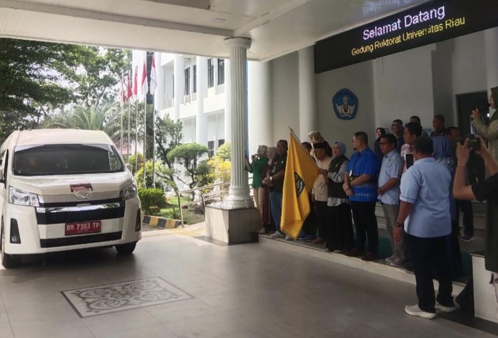 Dilepas Rektor, Tim Relawan Unri dan IKA Unri Berangkat ke Sumbar Salurkan Bantuan