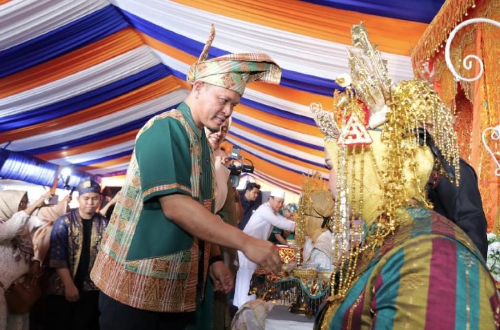 Pecahkan Rekor MURI, Wali Kota Agung Pimpin Nikah Massal 71 Pasang Pengantin