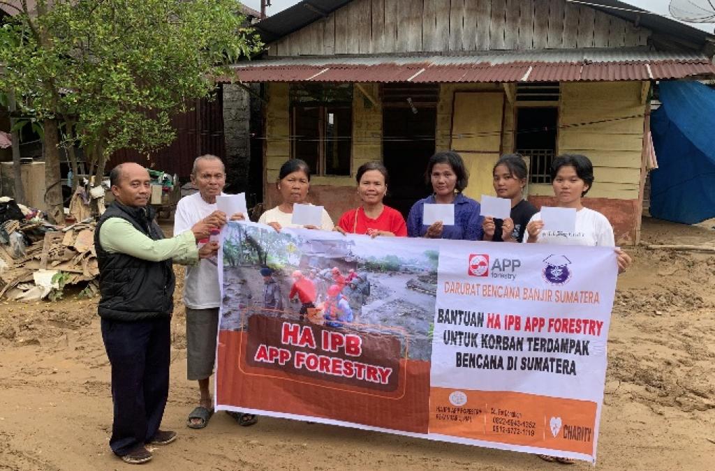 Himpunan Alumni IPB Ranting APP Group Salurkan Bantuan ke Korban Banjir Sumut