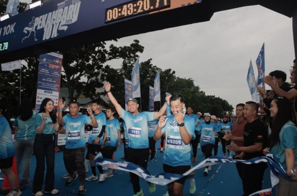 Pekanbaru 10K 2025 Sukses, Wali Kota Agung Finish Bersama Ribuan Runner dalam Semangat Green City