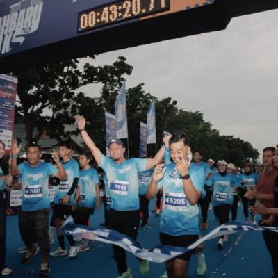 Pekanbaru 10K 2025 Sukses, Wali Kota Agung Finish Bersama Ribuan Runner dalam Semangat Green City