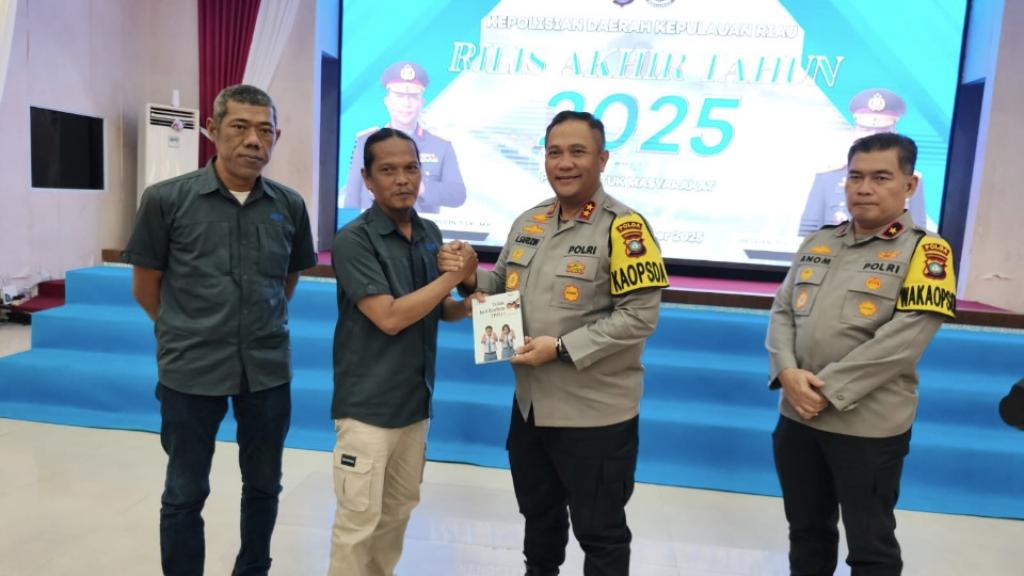 Di Momen Rilis Akhir Tahun 2025, JMSI Kepri Serahkan Buku 'Tolak Jadi Korban TPPO' ke Kapolda Kepri