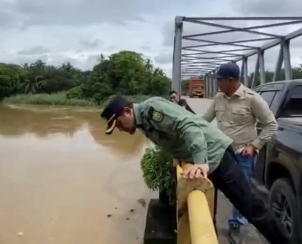 Dinas PUPR Riau Tinjau Banjir Jalan Sontang-Duri Yang Dilanda Banjir
