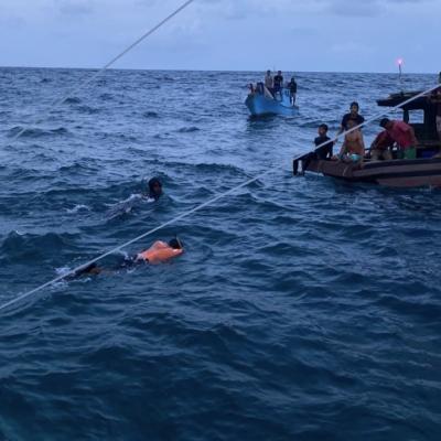 Kapal Pompong Karam Dihantam Ombak, Tiga Nelayan Berhasil Diselamatkan Tim SAR