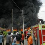 Dua Tangki dan Puluhan Baby Tank Berisi Solar Terbakar di Gudang Penampungan BBM Marpoyan Damai