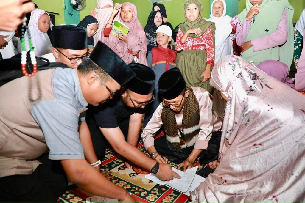 Amsakar Serahkan Bantuan Rp115 Juta untuk Pembangunan Masjid saat Safari Ramadan di Batuaji