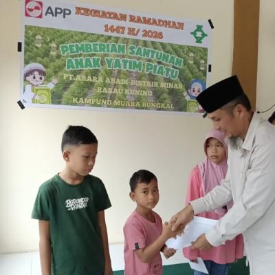 PT Arara Abadi Salurkan Santunan untuk Anak Yatim di Kampung Muara Bungkal