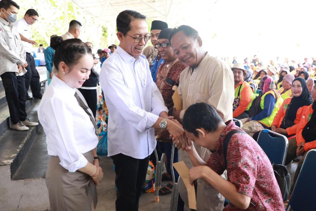 Amsakar Achmad dan Li Claudia Chandra Serahkan Bantuan Baznas untuk Disabilitas dan DLH Batam