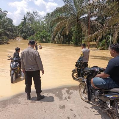 Personil Polsek Hulu Kuantan Pantau Kondisi Banjir, Puluhan Rumah Warga Terendam