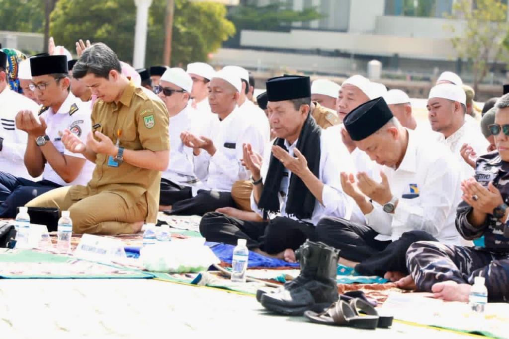 Bersama Ratusan Warga, Walikota Batam Laksanakan Sholat Istisqa
