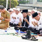 Bersama Ratusan Warga, Walikota Batam Laksanakan Sholat Istisqa