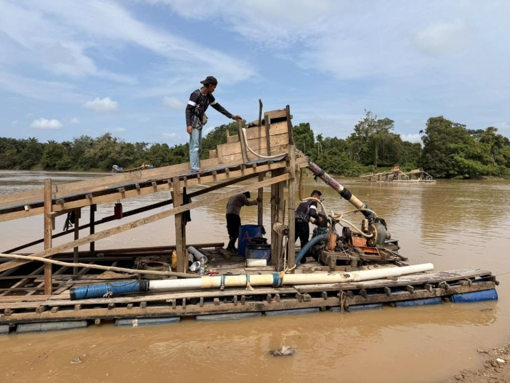 Polsek Cerenti Tertibkan 20 Rakit PETI di Sungai Kuantan, Peralatan Dimusnahkan di Tempat