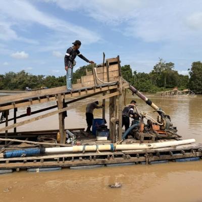 Polsek Cerenti Tertibkan 20 Rakit PETI di Sungai Kuantan, Peralatan Dimusnahkan di Tempat