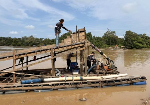 Polsek Cerenti Tertibkan 20 Rakit PETI di Sungai Kuantan, Peralatan Dimusnahkan di Tempat