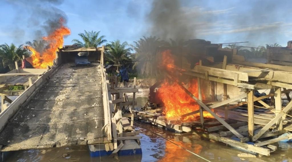 Polsek Singingi Hilir Tertibkan PETI di Sungai Bawang, Tiga Rakit Dimusnahkan