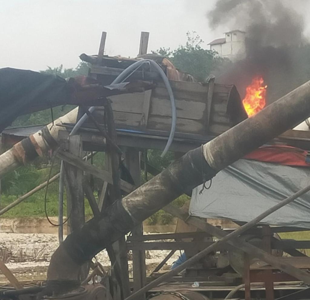 Polsek Kuantan Tengah Tindak Tegas Aktivitas PETI di Sentajo Raya, Enam Rakit Dimusnahkan