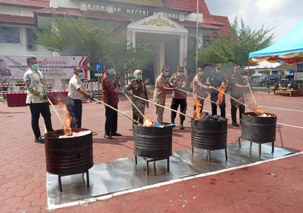 Didominasi Kasus Narkotika, Kejari Bengkalis Musnahkan Ratusan Barang Bukti