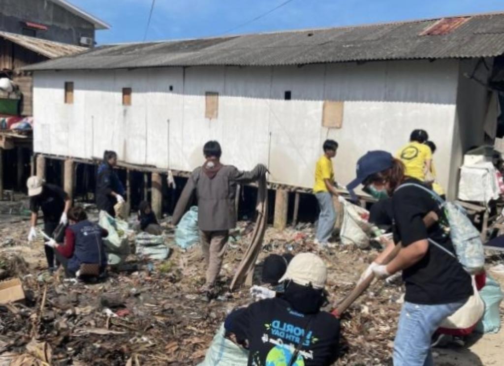 Peringati Hari Bumi, Relawan Angkat 1,7 Ton Limbah di Tanjung Uma