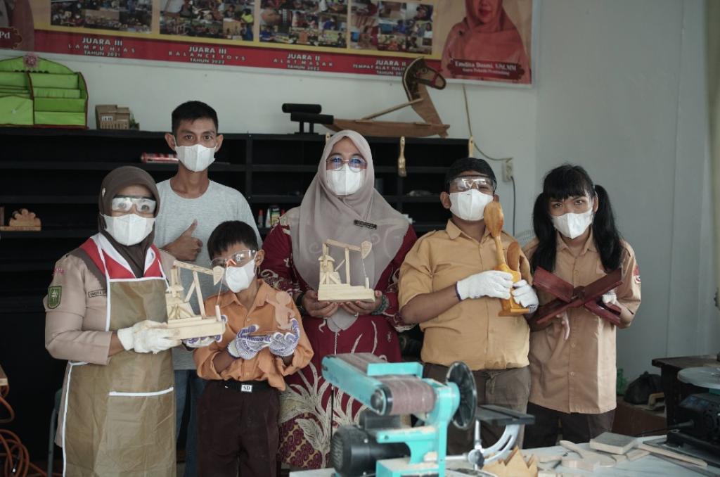 Ukiran Kayu Tangan Istimewa: Kisah Pengabdian Emdita Membangun Asa