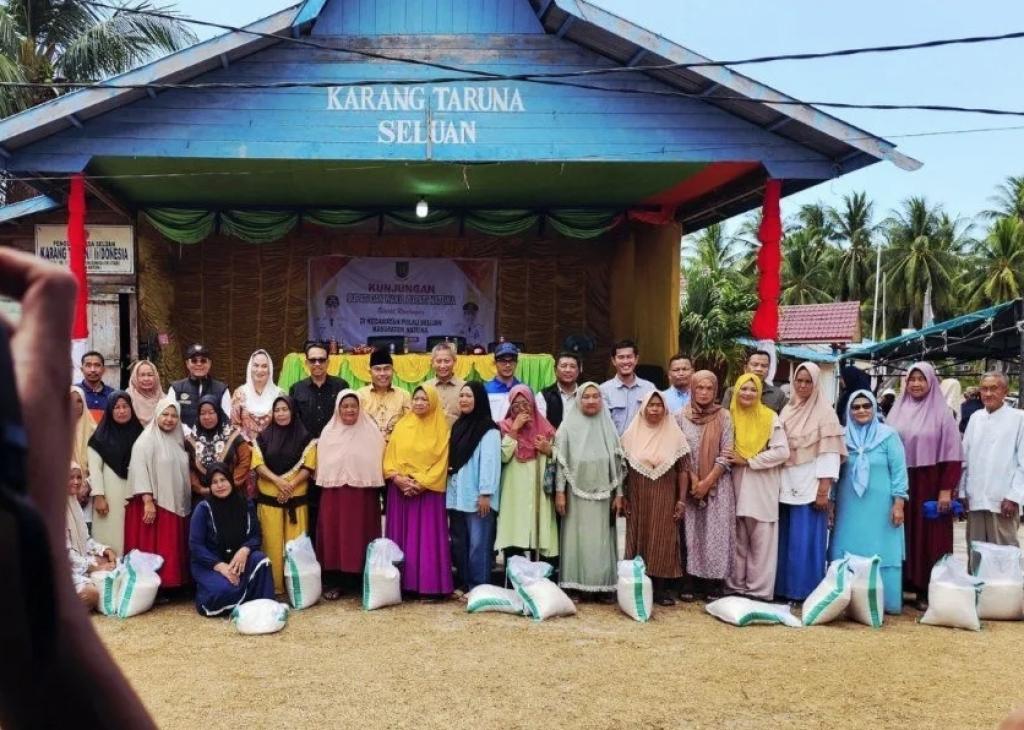 Ringankan Beban Warga, Pemkab Natuna Salurkan Bantuan Beras Untuk Warga Seluan