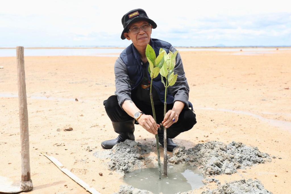 Wali Kota Batam Tanam 2.000 Bibit Mangrove Bersama Mahasiswa Unrika