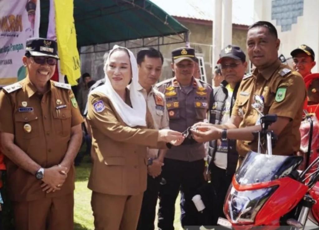 Pemkab Natuna Serahkan Kendaraan Pemadam untuk Pulau Laut