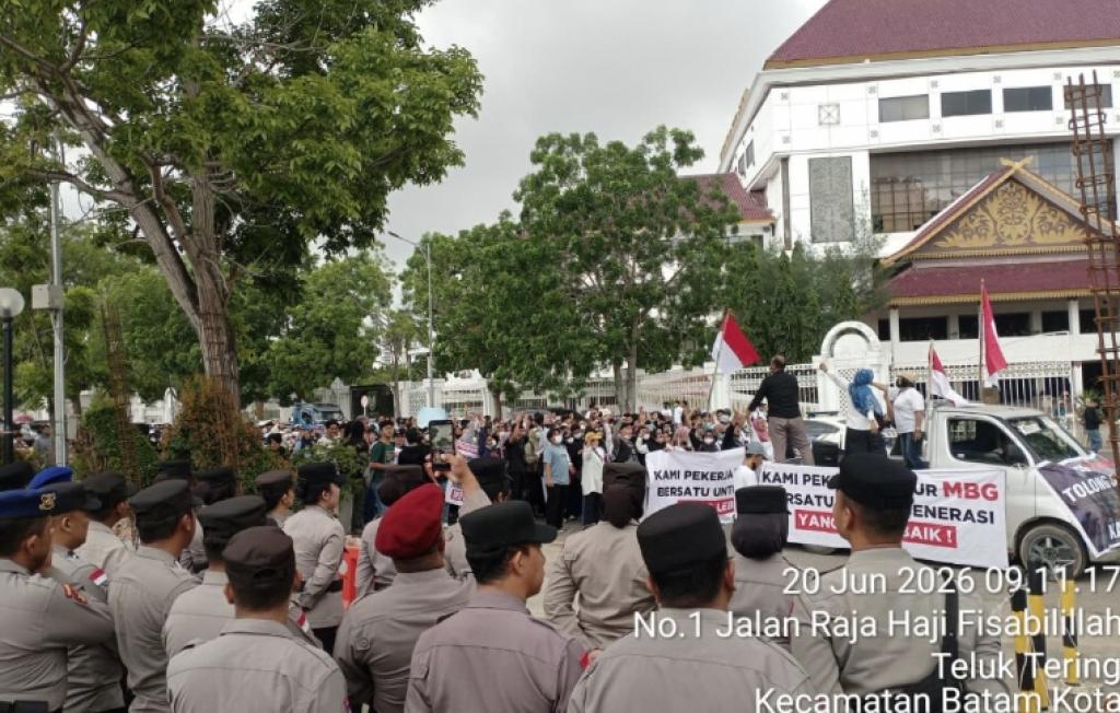 Ratusan Relawan MBG Gelar Aksi di DPRD Batam, Suarakan Dukungan Program Makan Bergizi Gratis