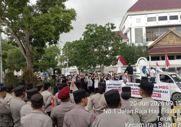 Ratusan Relawan MBG Gelar Aksi di DPRD Batam, Suarakan Dukungan Program Makan Bergizi Gratis