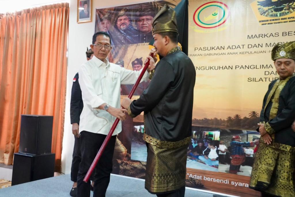 Amsakar Achmad Lantik Panglima Sambang Kota Batam, Ajak Organisasi Adat Jaga Persatuan
