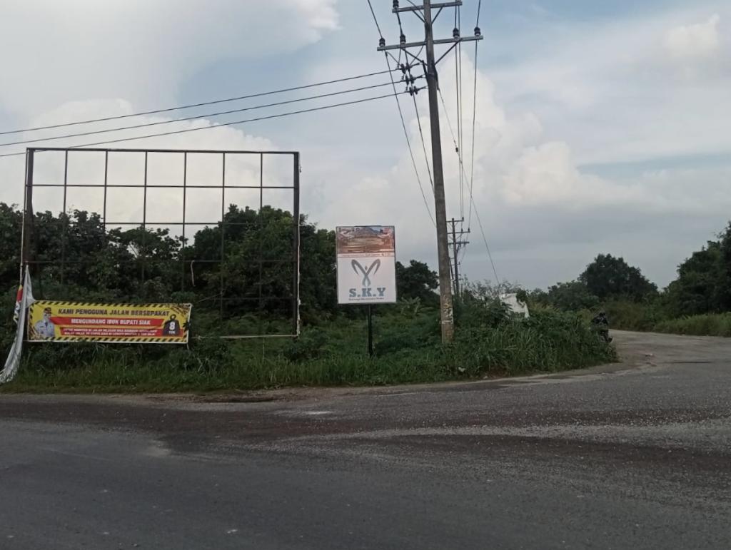 Usai Jalan Sungai Rawa Viral, Spanduk Protes Infrastruktur Bermunculan di Siak