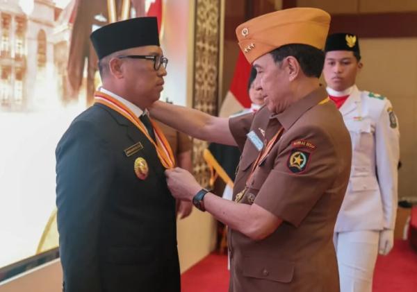 Wagub Kepri Nyanyang Haris Pratamura Terima Bintang LVRI
