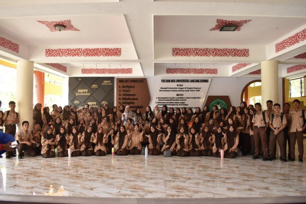 80 Siswa SMKN 1 Pekanbaru Tour Campus ke Unilak, Belajar Praktik Manajemen Perkantoran
