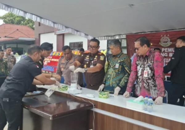 Kejari Natuna Musnahkan Barang Bukti 14 Perkara, 8 Kasus Narkotika