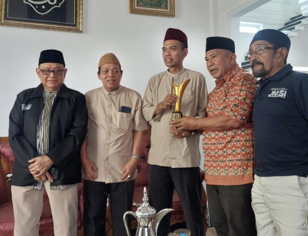 UAS Terima Anugerah Voice of The Ummah dari JMSI Riau