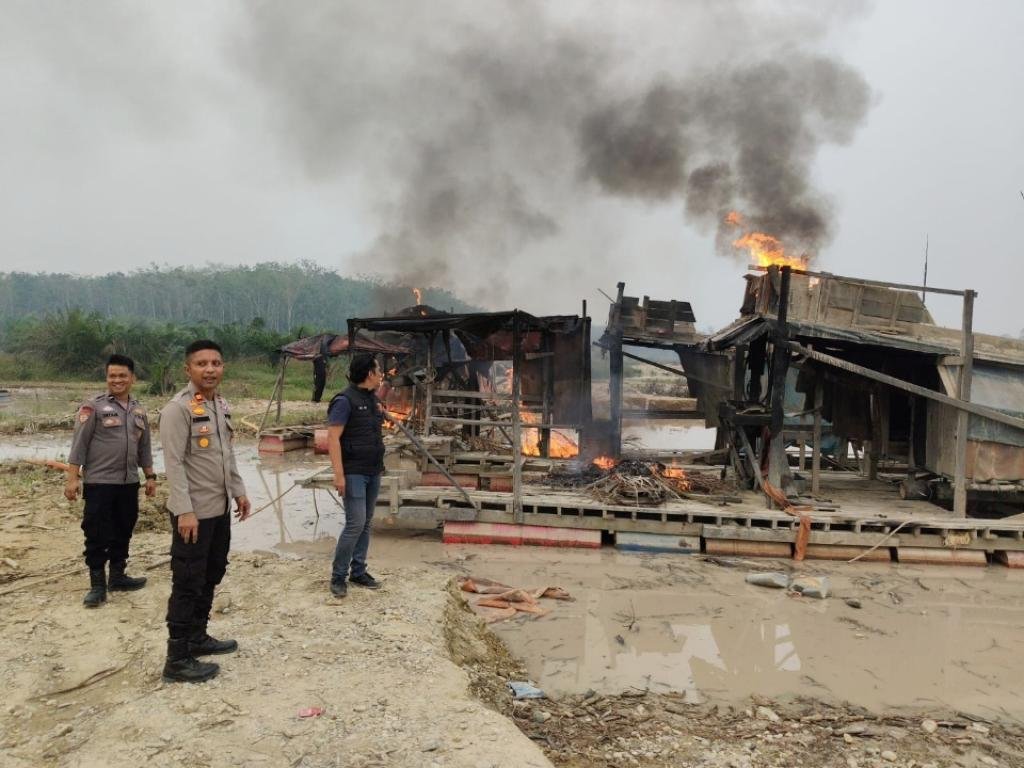 Polres Kuansing Tertibkan 7 Rakit dan 1 Asbuk PETI di Tiga Lokasi